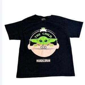 STAR WARS The Mandalorian THE CHILD boys short sleeve tshirt top. EEUC.